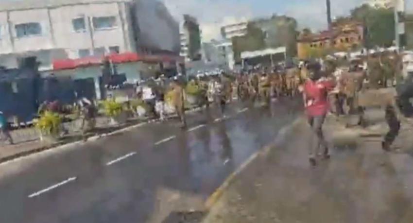 අන්තරේ සිසුන් විසුරුවා හැරීමට ජල ප්‍රහාර